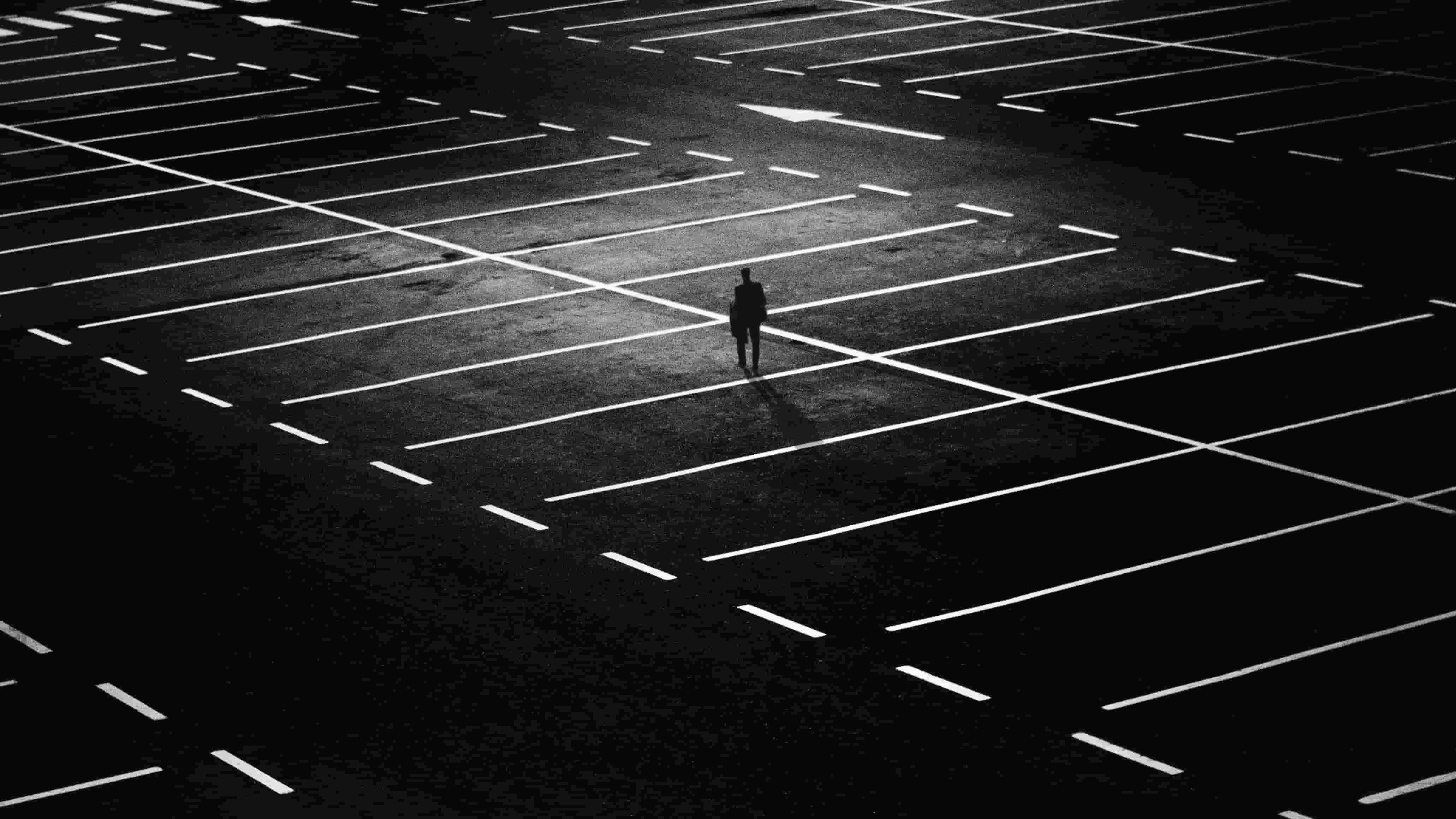 L'homme face à son avenir dans les parkings